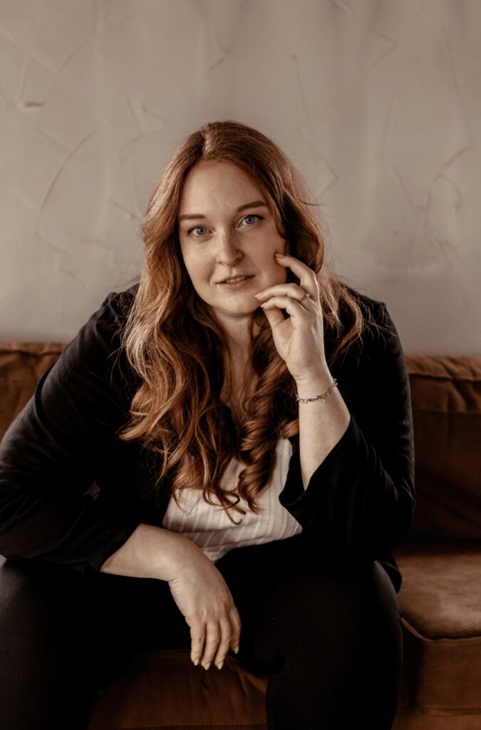 Discover professional female voice over demos for TV, radio & online ads. Up-to-date, fast delivery & a free custom sample on request.